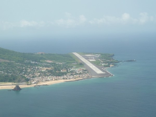 Construcción de hormigón de la pista de aterrizaje inicial del